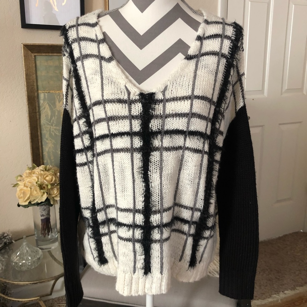 Bisou Bisou Black and white sweater